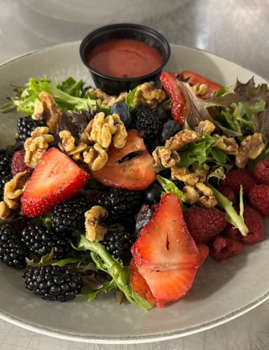 Salad with blackberries, strawberries and walnuts from ERA